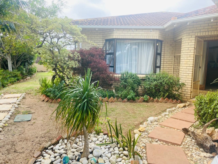 4 Bedroom Property for Sale in Summerstrand Eastern Cape